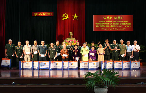 Quân khu I: Gặp mặt người có công với cách mạng