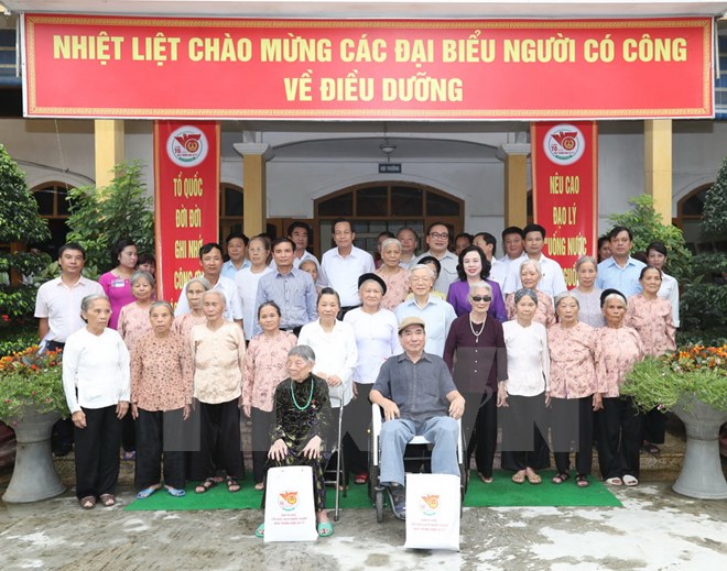 Tổng Bí thư Nguyễn Phú Trọng thăm, tặng quà người có công ở Hà Nội