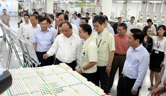 Thủ tướng Nguyễn Xuân Phúc thăm và làm việc tại Công ty Samsung Thái Nguyên