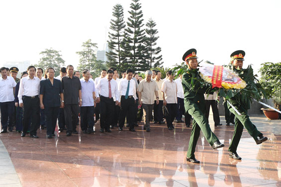 Dâng hương tưởng nhớ các Anh hùng liệt sĩ