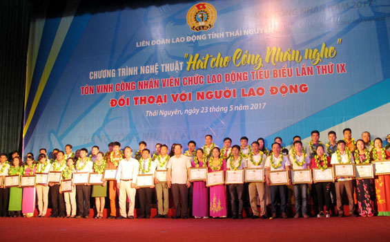 Tôn vinh công nhân viên chức lao động tiêu biểu