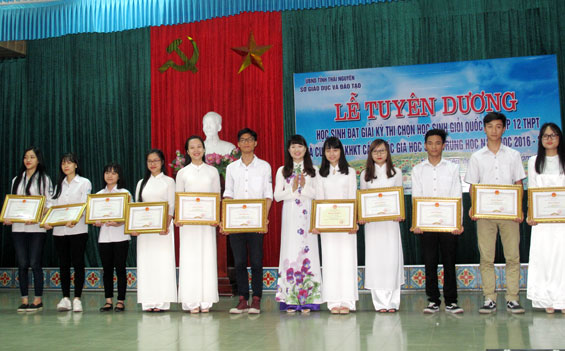 Tuyên dương, khen thưởng học sinh, giáo viên có thành tích cao trong kỳ thi học sinh giỏi Quốc gia