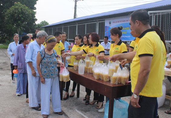 Thêm một bệnh viện được phát cháo và nước lọc miễn phí