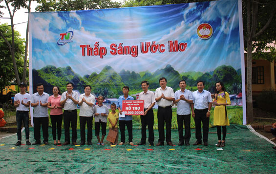 Hỗ trợ 100 triệu đồng cho 2 hộ nghèo