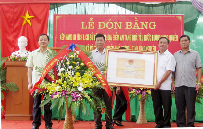 Lễ đón nhận Bằng Di tích địa điểm an táng Nhà yêu nước Lương Ngọc Quyến 