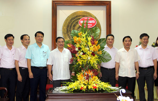 Lãnh đạo tỉnh chúc mừng Ngày truyền thống Văn phòng cơ quan hành chính Nhà nước 