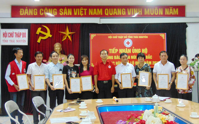 Trên 300 triệu đồng ủng hộ đồng bào lũ lụt 