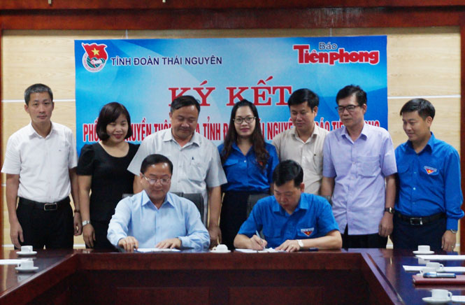Ký kết phối hợp truyền thông giữa Tỉnh đoàn và Báo Tiền Phong 
