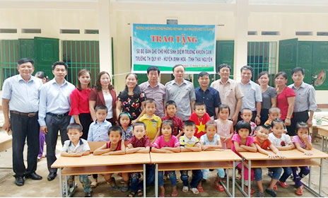 Tặng 50 bộ bàn ghế cho học sinh vùng lũ 