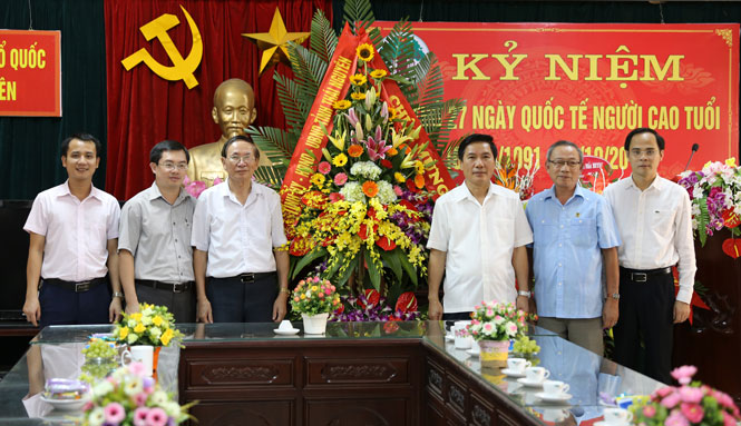 Lãnh đạo tỉnh tặng hoa, chúc mừng Ban Đại diện Hội NCT 