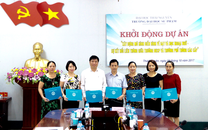 Kết nối xây dựng điển hình dạy và học ngoại ngữ với trường phổ thông 