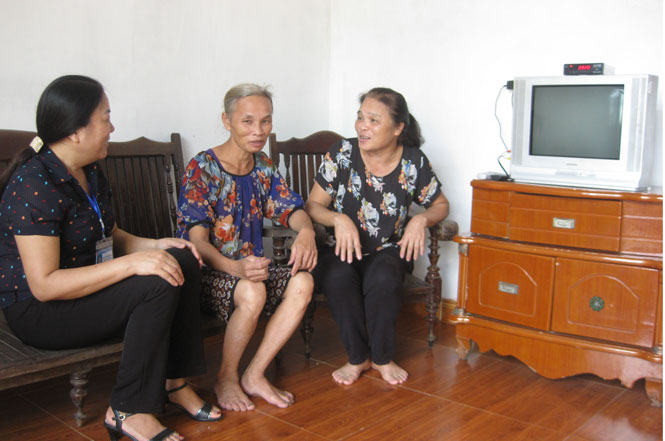 Chung vai sẻ gánh giúp người nghèo 