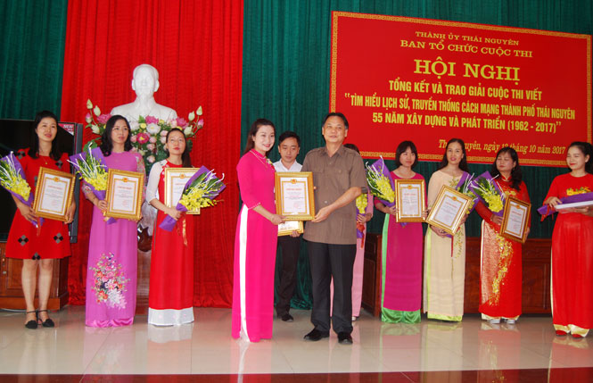 Trao giải Cuộc thi viết 