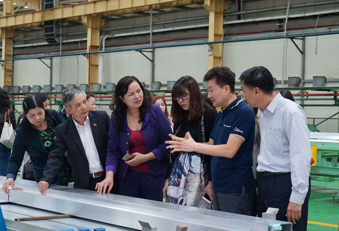 Hội viên CLB Nhà báo nữ đi thực tế tại KCN Điềm Thụy 