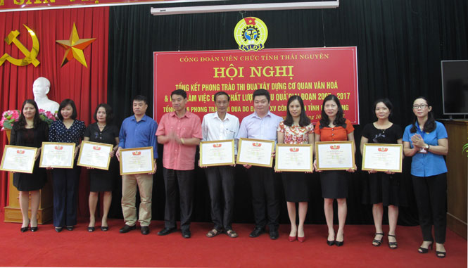 Khen thưởng tập thể, cá nhân thực hiện tốt phong trào Xây dựng cơ quan văn hóa 