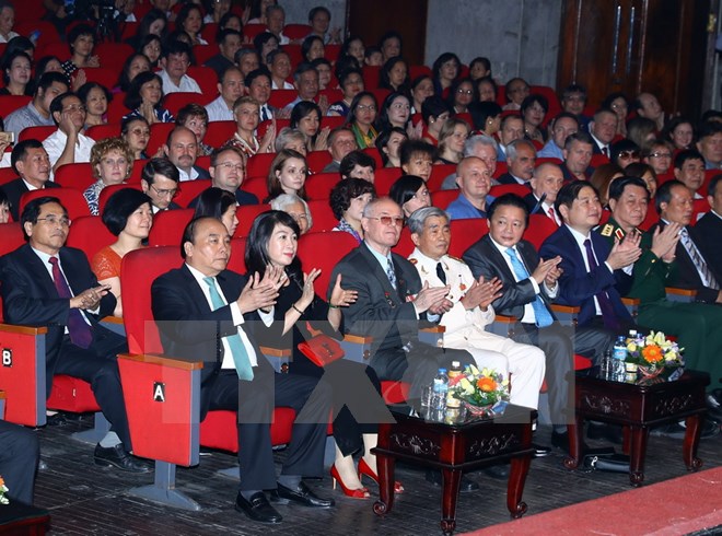 Thủ tướng dự giao lưu nghệ thuật kỷ niệm 100 năm Cách mạng Tháng Mười