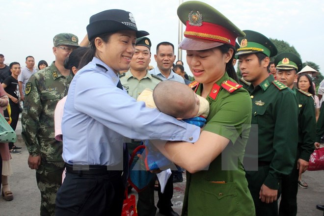 Trung Quốc bàn giao cho Việt Nam bé 4 tháng tuổi bị bán sang biên giới