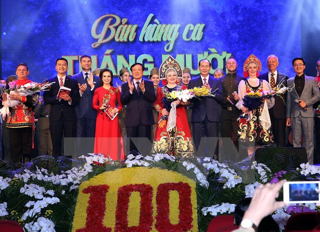 Chủ tịch nước dự chương trình nghệ thuật “Bản hùng ca Tháng Mười