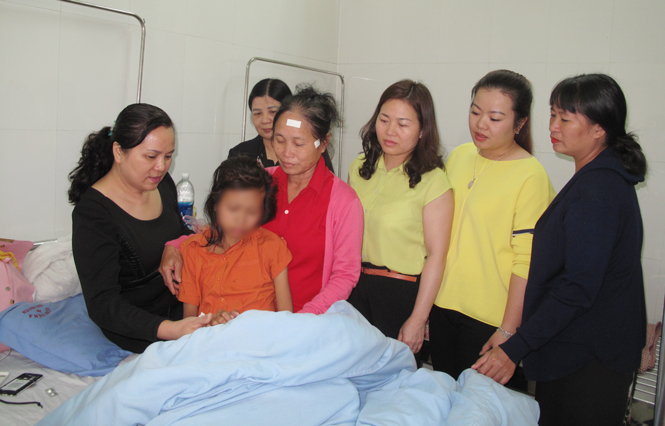 Thăm và tặng quà cháu Phạm Thị Thu H. 