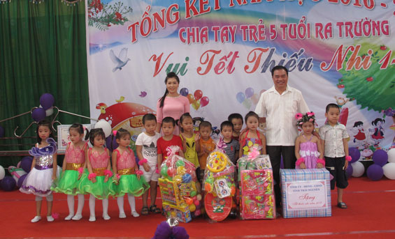Lãnh đạo tỉnh thăm, tặng quà trẻ em nhân Ngày Quốc tế Thiếu nhi