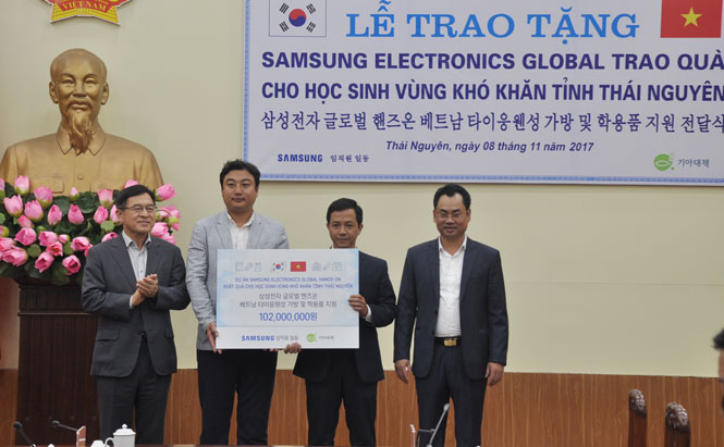 Công ty TNHH Samsung Electronics Việt Nam: Trao tặng 3.500 suất quà cho học sinh có hoàn cảnh khó khăn 