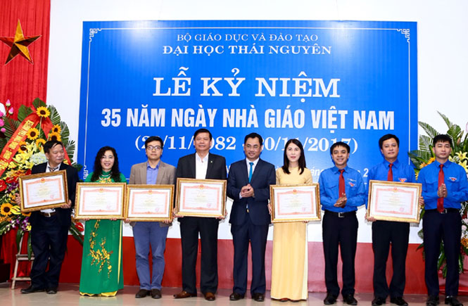 Đại học Thái Nguyên: Kỷ niệm Ngày Nhà giáo Việt Nam và trao thưởng tập thể, cá nhân điển hình tiên tiến 