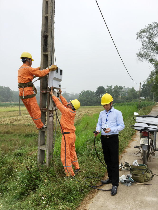 Bàn giao hệ thống lưới điện tại xã Tân Quang 