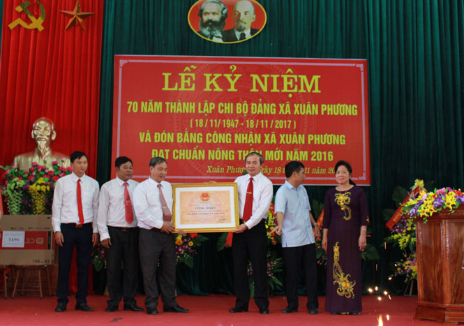 Xã Xuân Phương đón Bằng công nhận đạt chuẩn Nông thôn mới 