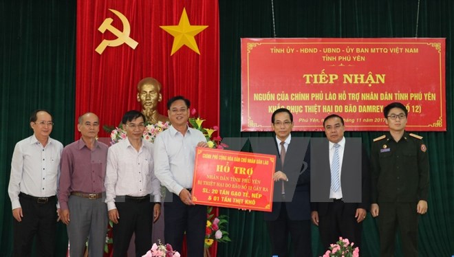 Chính phủ Lào hỗ trợ nhân dân Phú Yên khắc phục hậu quả bão số 12