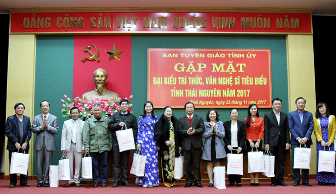 Gặp mặt trí thức, văn nghệ sĩ tiêu biểu 