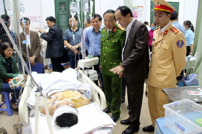 Thăm hỏi cán bộ cảnh sát giao thông bị thương khi đang làm nhiệm vụ 