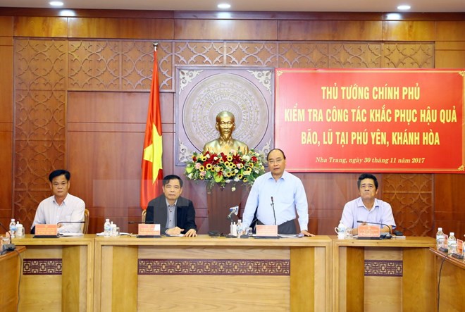 Thủ tướng yêu cầu không được để người dân thiếu đói sau bão số 12