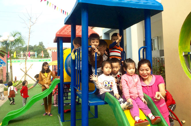 Đồng thời thực hiện hai giải pháp chống quá tải và tinh giản biên chế các trường học 