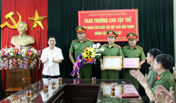 Tặng Bằng khen và thưởng 100 triệu đồng cho Phòng Cảnh sát điều tra tội phạm về ma túy