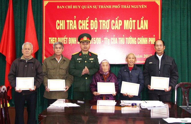 Trao giấy chứng nhận và chế độ cho dân công hỏa tuyến 