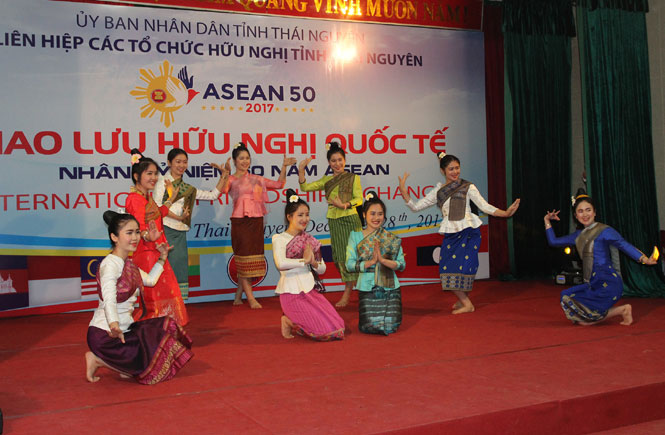 Giao lưu hữu nghị quốc tế kỷ niệm 50 năm ASEAN 