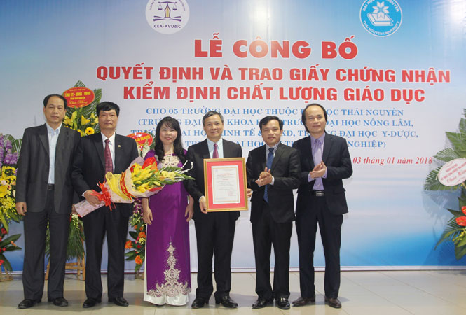 Trao chứng nhận kiểm định chất lượng giáo dục