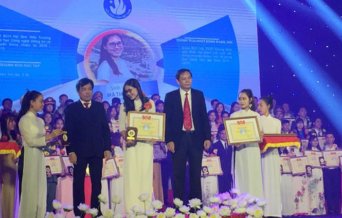Sinh viên Trường Đại học CNTT&TT Thái Nguyên vinh dự nhận giải thưởng Sao tháng Giêng
