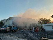 Nhà máy giấy cháy lớn, xe cứu hỏa bị lật trên đường đến hiện trường