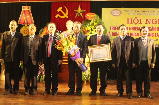 Ngân hàng Nhà nước Chi nhánh tỉnh: Đón nhận Huân chương Lao động hạng Ba 