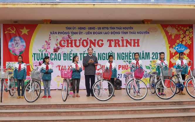Tặng quà Tết các hộ nghèo, gia đình chính sách 