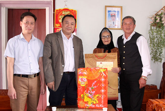 Thăm, tặng quà gia đình các chiến sĩ công tác nơi biên giới, hải đảo 