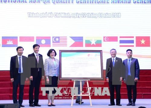Trường thứ 2 cả nước đạt chuẩn kiểm định chất lượng AUN-QA