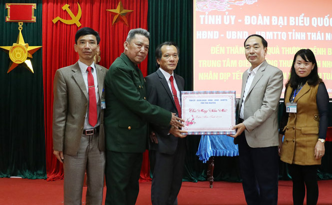 Đồng chí Bí thư Tỉnh ủy thăm, tặng quà thương, bệnh binh nặng 
