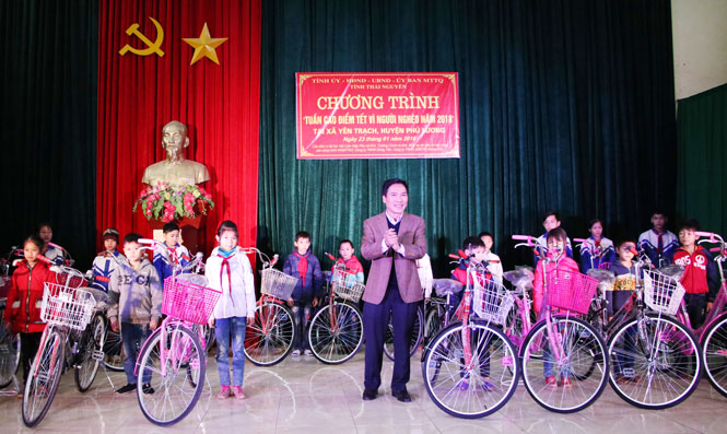 Tặng quà cho hộ nghèo và gia đình chính sách 