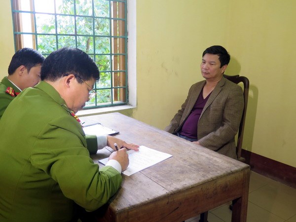 Tạm giữ đối tượng dùng bài viết trên báo tống tiền doanh nghiệp