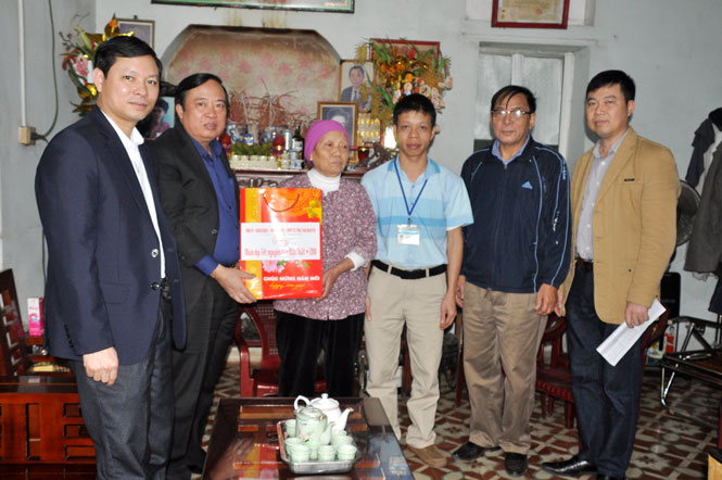 Thăm, tặng quà các gia đình chính sách, hộ nghèo 