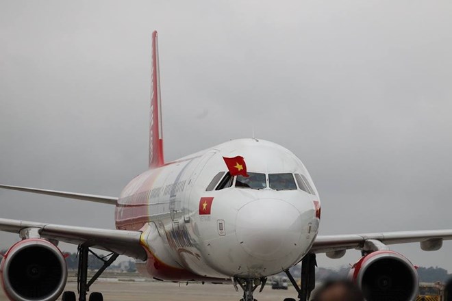 Xem xét xử phạt Vietjet diễn bikini trên chuyên cơ chở U23 Việt Nam