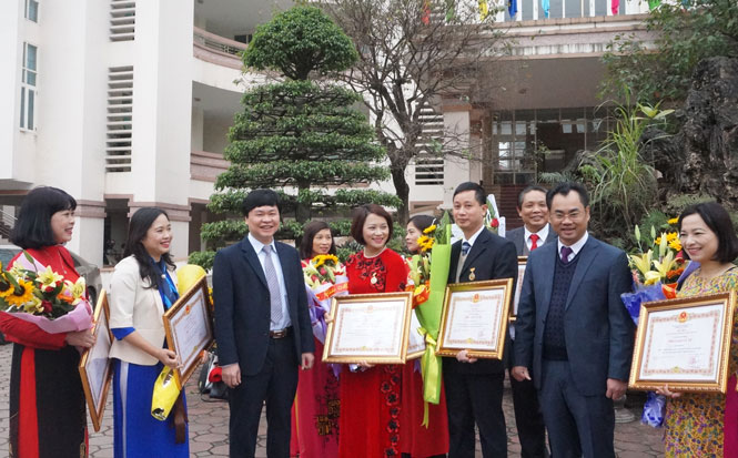 Triển khai nhiệm vụ học kỳ II và trao tặng danh hiệu Nhà giáo Ưu tú 