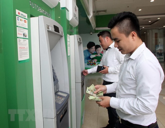 Gần đến Tết, người dân lại lo 'tắc' máy ATM, không rút được tiền